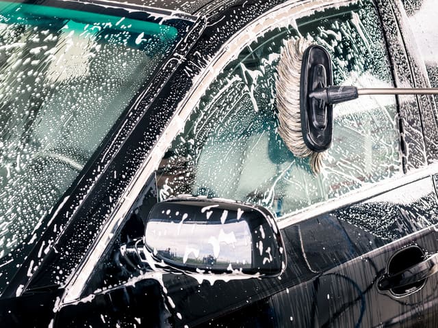 Lavado de auto con cepillo y espuma