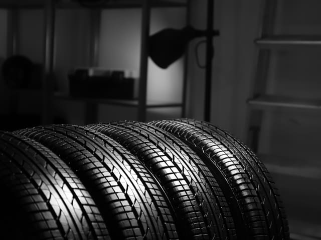 Neumáticos apilados en un taller, foto en blanco y negro