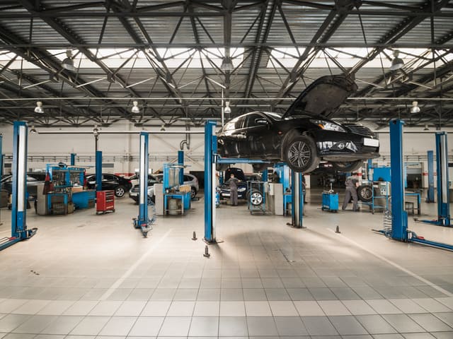 Taller mecánico con autos en reparación