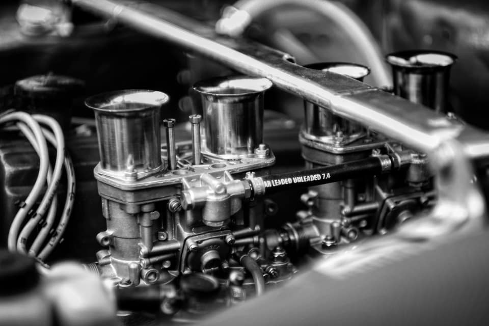 Carburadores en motor de auto en blanco y negro